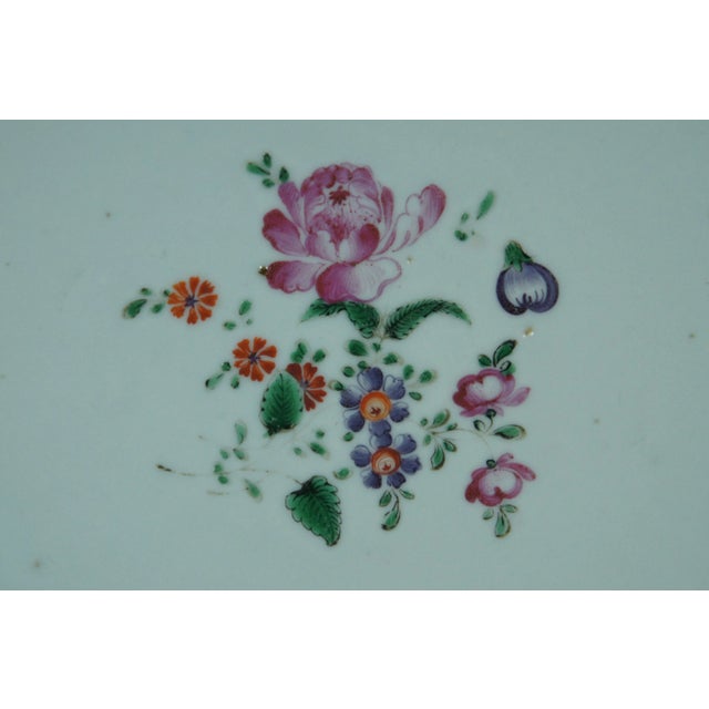 Antique 18th Century Qianlong Chinese Export Famille Rose Scalloped Bowl For Sale - Image 6 of 11