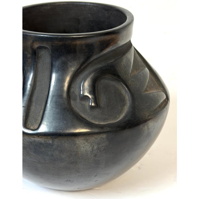 Signed Santa Clara Pueblo Carved Blackware Vase, Juanita Pueblo, Mid 20th C. For Sale - Image 13 of 18