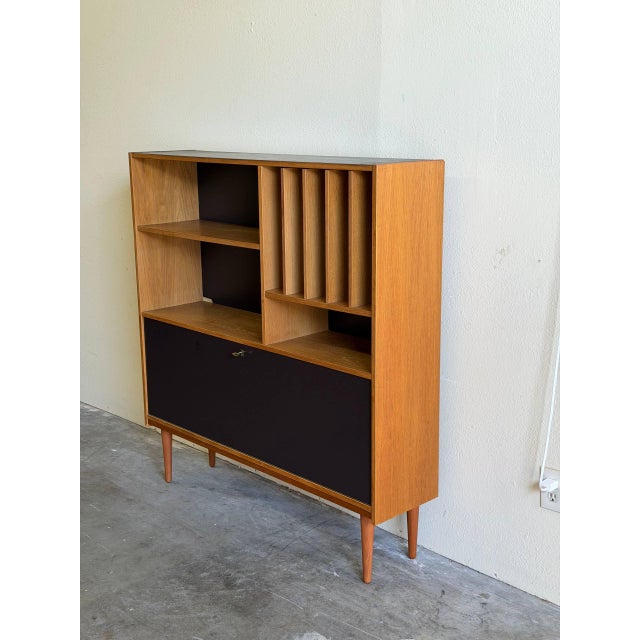 1960s Mid Century Danish Modern Oak Secretary Bookcase by Domino Møbler – Vintage Scandinavian Storage Cabinet 1960s For Sale - Image 5 of 10