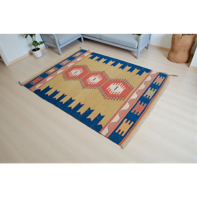 Woven in the Aegean region of Anatolia during the 1980s, this vintage Oushak flatweave kilim exemplifies the timeless...