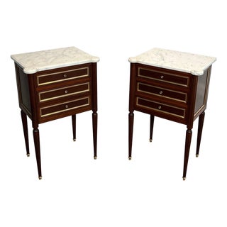 1940s Pair of mahogany and brass side tables or bedside tables with Carrara marble For Sale