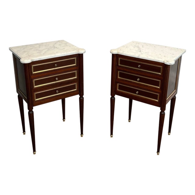 1940s Pair of mahogany and brass side tables or bedside tables with Carrara marble For Sale