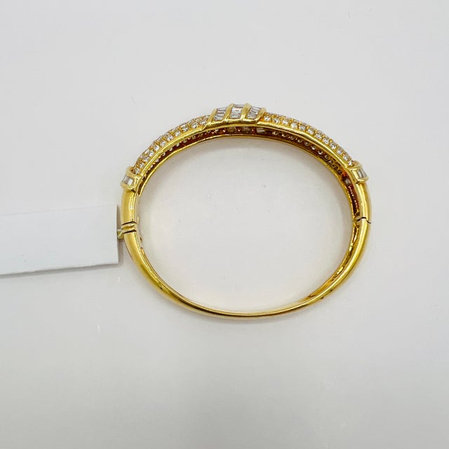 Modern White Diamond Round and Baguette Bangle in 18k Yellow Gold For Sale - Image 3 of 5