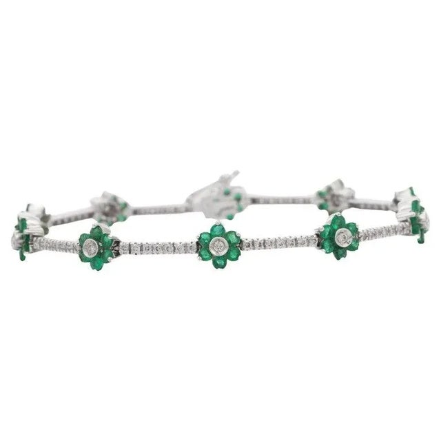 Real Diamond and Emerald 12.87 CTS Flower Bracelet by VRJewels For Sale - Image 4 of 14
