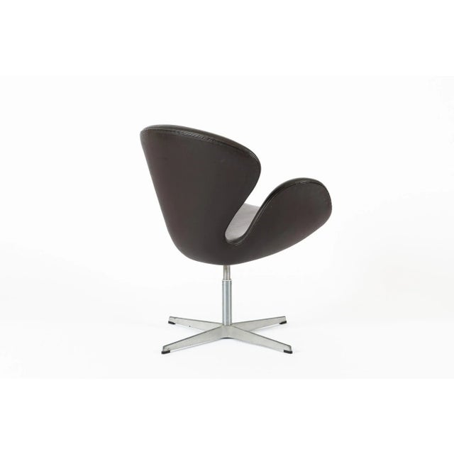Brown Mid Century Danish Modern Swan Chair by Arne Jacobsen for Fritz Hansen For Sale - Image 14 of 15