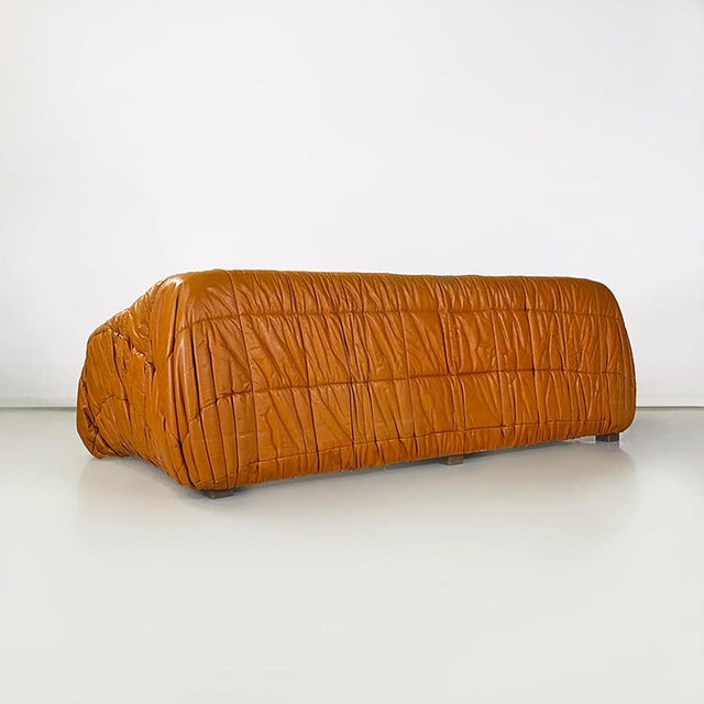 1970s Italian Modern Caramel Leather Piumino Sofa attributed to De Pas, Durbino & Lomazzi, 1970s For Sale - Image 5 of 16
