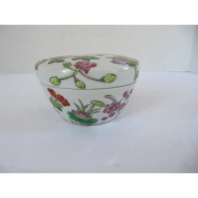 Chinoiserie Round Chinoiserie Porcelain Box With Flowers For Sale - Image 3 of 6