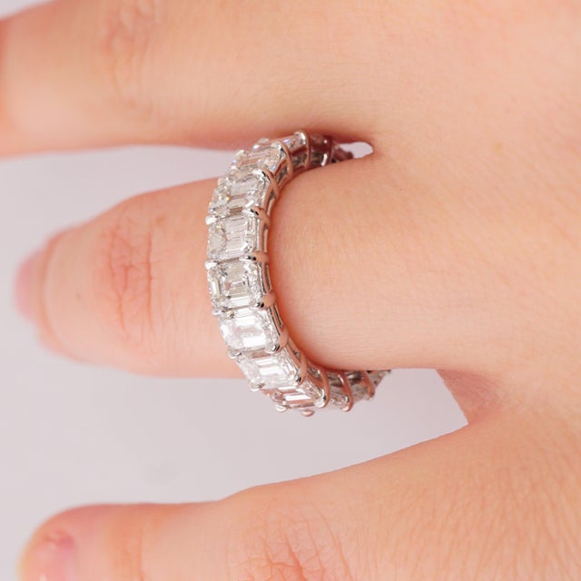 Contemporary GIA Certified 6.22 Carat Emerald Cut Diamond and Platinum Wedding Eternity Band For Sale - Image 3 of 4