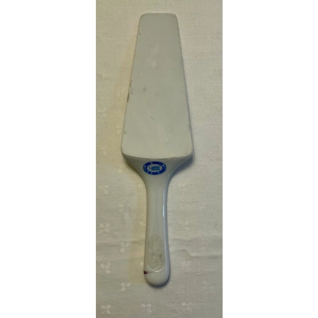 This ceramic pie server by Ljette International is decorated with a golf club, visor and the Claret Jug trophy of the...