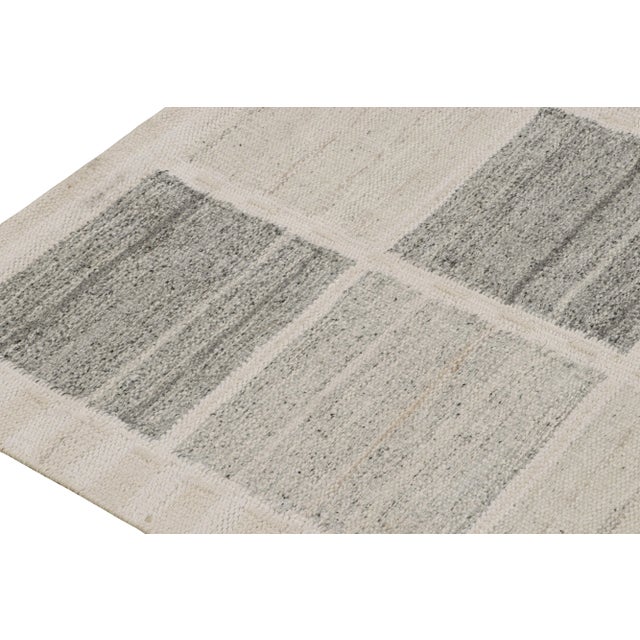 Rug & Kilim’s Scandinavian Style Kilim and Square Rug in Gray Geometric Patterns For Sale In New York - Image 6 of 8