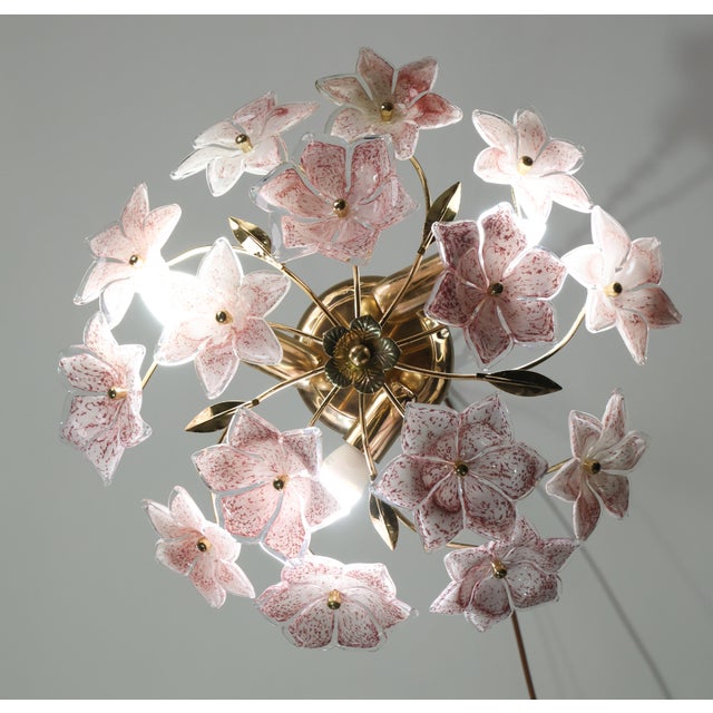 Gorgeous pink flowers Murano ceiling light. The ceiling light mounts 3 lamp holders with E14 socket, possiblee to switch...