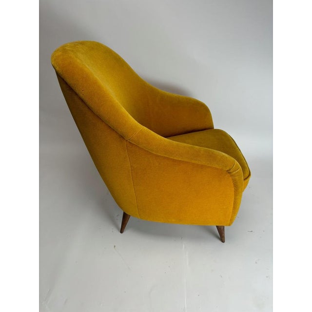1950s Mid-Century Italian Velvet Armchair in the style of Gio Ponti Style, 1950s For Sale - Image 5 of 8