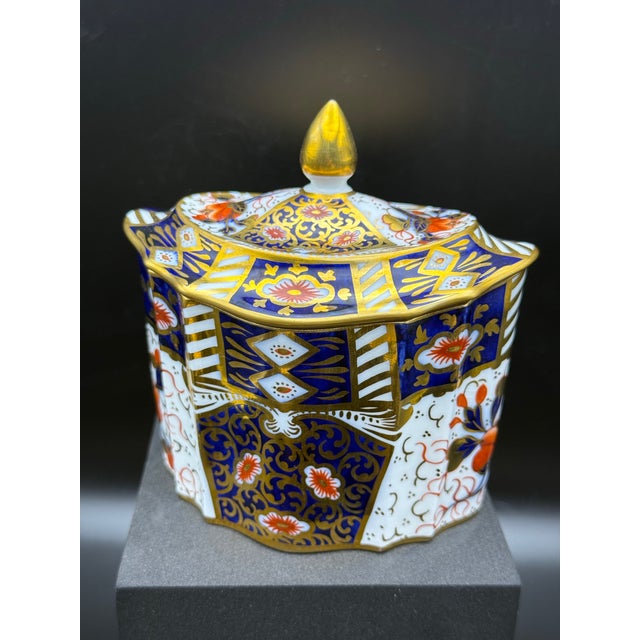 An exceptionally beautiful antique Wedgwood covered sugar bowl dating to 1930. The gracefully shaped porcelain body and...