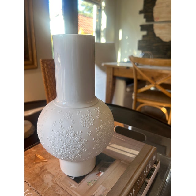1950s Heinrich & Co. Selb Bavaria White Porcelain Snowflake Relief Vase, Mid Century Modern For Sale - Image 5 of 5