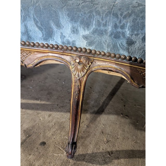 French Vintage French Louis XV Style Blue Damask Settee With Carved Frame For Sale - Image 3 of 6