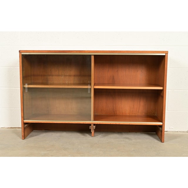 1950s Paul McCobb for Calvin Linear Group Sliding Door Bookcase Cabinet, 1950s For Sale - Image 5 of 15