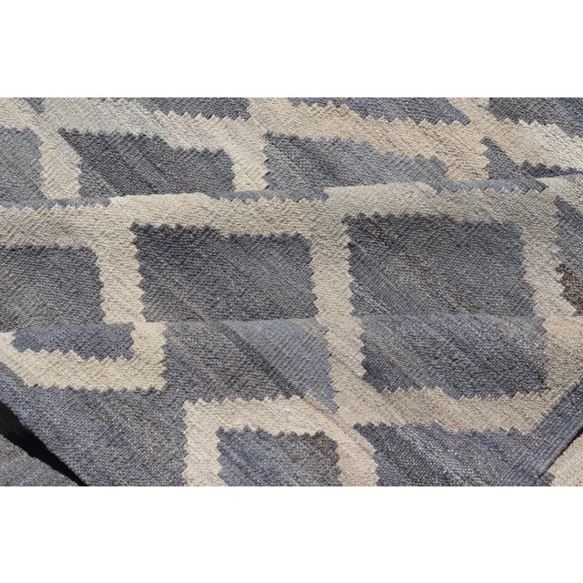 Modern Hand-Woven Kilim in Wool With Sub-Geometric Interlocked Diamond Design For Sale - Image 11 of 12