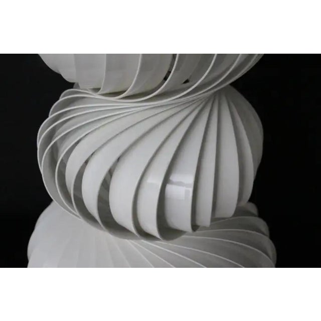 1990s Mid-Century Swirling Medusa Table Lamp in White Steel and Aluminum from Valenti, 1990s For Sale - Image 5 of 18