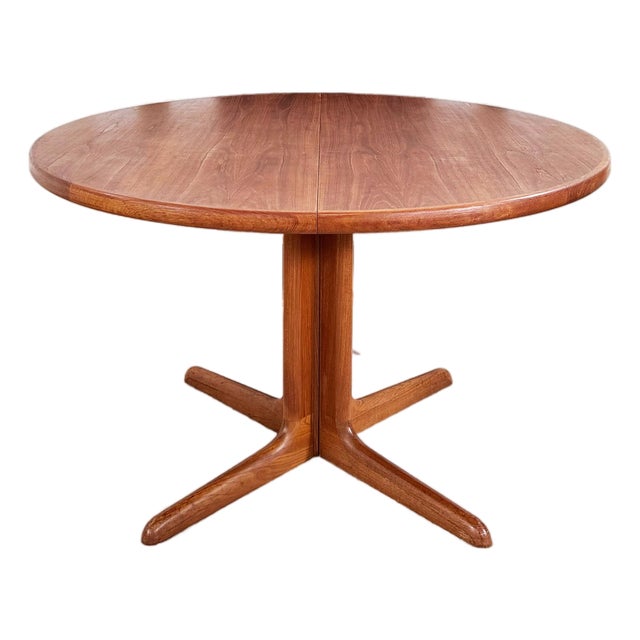 Danish MCM Ex.+ Teak Wood Grain Dining Table by Dyrlund Denmark 1960s, Mod. 9276 For Sale