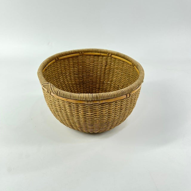 Textile Early 20th Century Old Ndebele Basket MATTER COLLECTION For Sale - Image 7 of 9