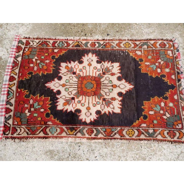 Galerie Shabab Collection Mid-20th Century Persian Hamadan Throw Rug For Sale In New York - Image 6 of 8