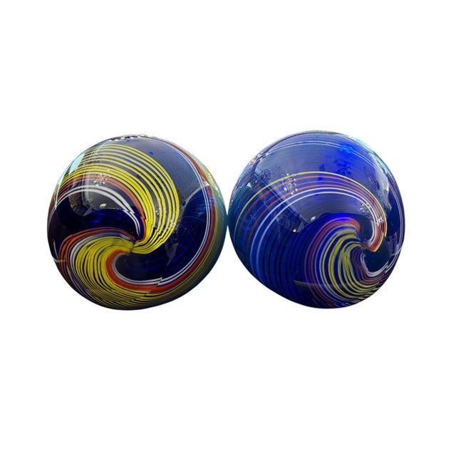 Mid 20th Century Pair of Fratelli Toso Murano Swirl Glass Long-Neck Vases, Mid-20th Century. For Sale - Image 5 of 7