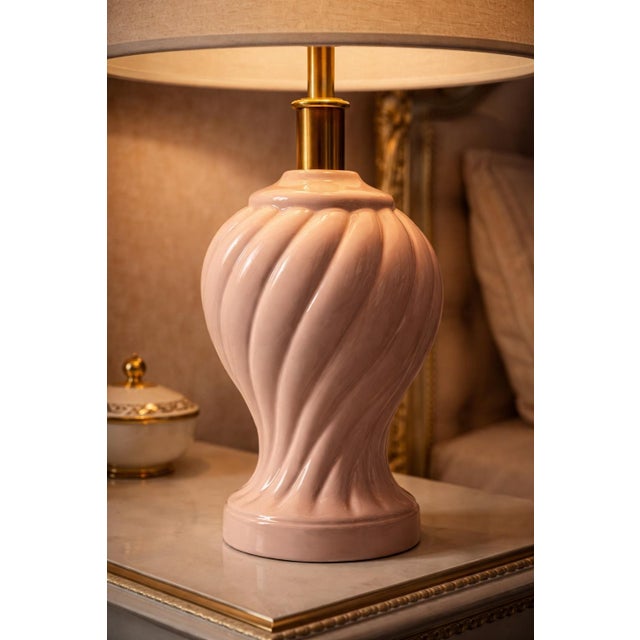Vintage Hollywood Regency Pink Spiral Ceramic Table Lamp With Linen Shade For Sale In Los Angeles - Image 6 of 8