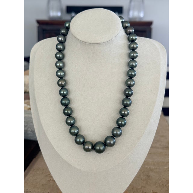 Gray 1990s Graduated Tahitian Black Pearl Necklace With Diamond Clasp For Sale - Image 8 of 11