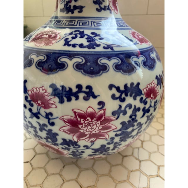 Blue Chinese Blue & White Traditional Porcelain Chinos Vase Pink Flowers For Sale - Image 8 of 12