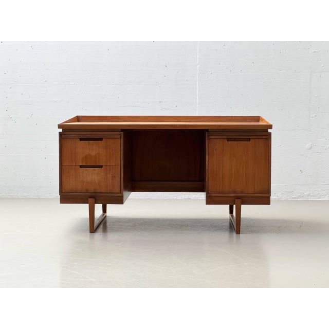 Mid-Century Desk in Walnut, 1960s For Sale - Image 6 of 18