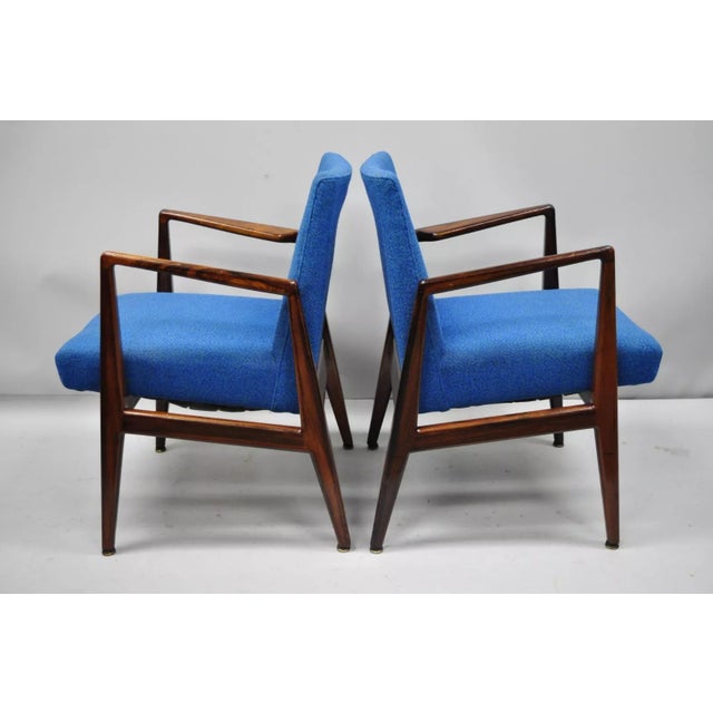 Mid-Century Modern Vintage Jens Risom Style Rosewood Mid Century Modern Blue Fabric Lounge Chairs- a Pair For Sale - Image 3 of 11