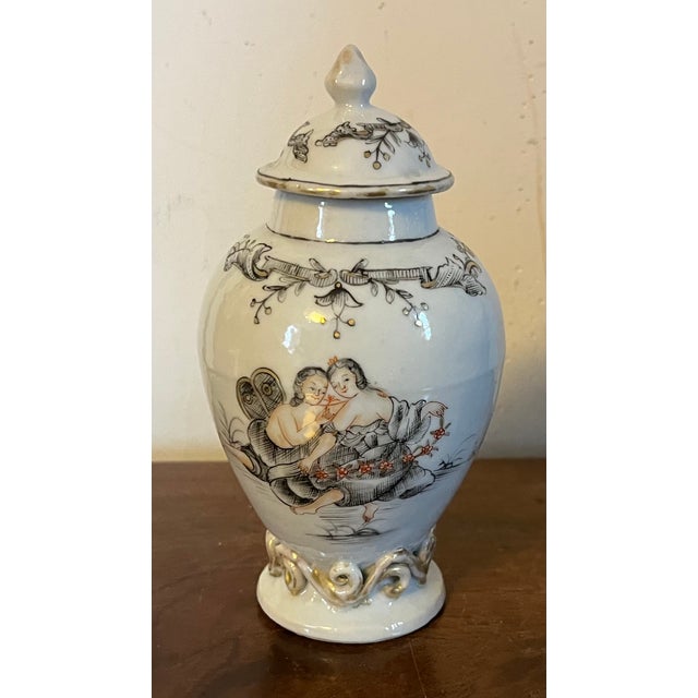 Antique 18th Century Qianlong Chinese Export Porcelain Tea Caddy Urn Decorated en Grisaille With Courting Couples For Sale In New York - Image 6 of 12