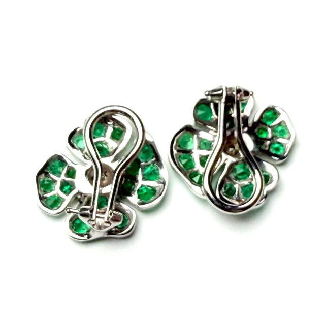 Emerald and Diamond 3.30 Carat 18 Karat Gold Floral 0.85 Inch Clip on Earrings - 2 Pieces For Sale - Image 4 of 13