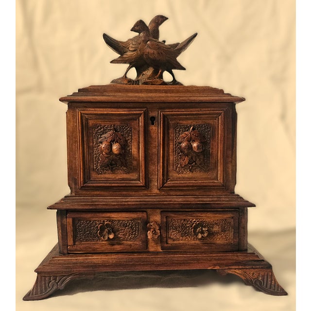 1880s Black Forest Carved Walnut Jewelry Box With Birds, Floral Relief, & Key For Sale - Image 12 of 15