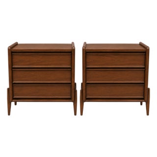 Mid Century Modern Walnut Nightstands. - Pair For Sale
