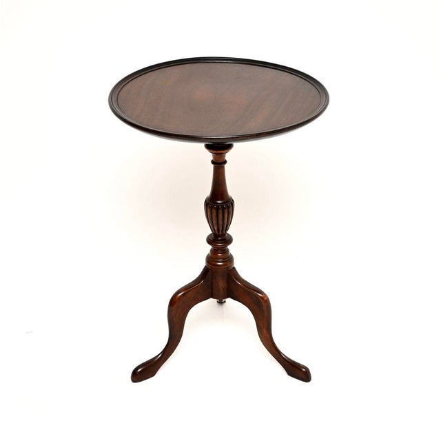 A charming and very well made antique occasional table. This was made in England, it dates from around the 1900-1920...