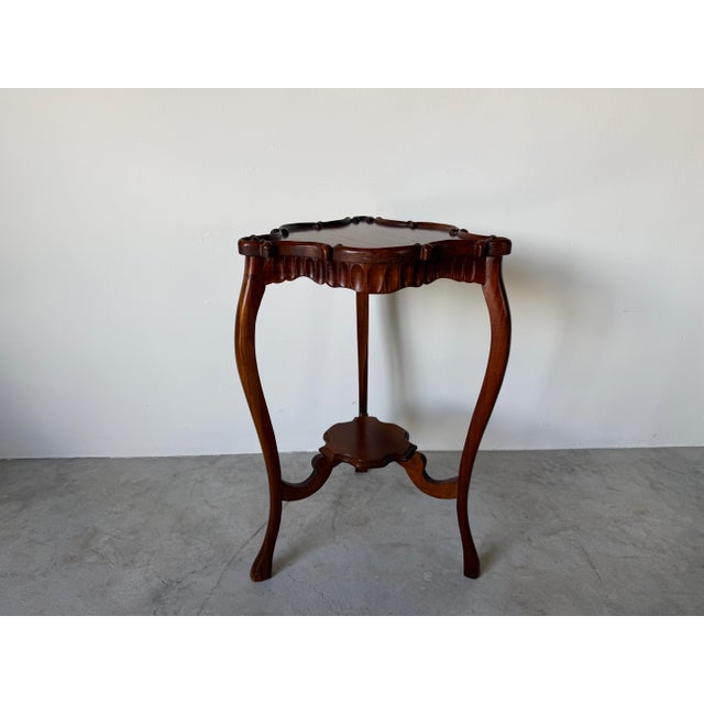 French Provincial Vintage Carved Mahogany Wood Scalloped End Table With Lower Shelf For Sale - Image 3 of 12