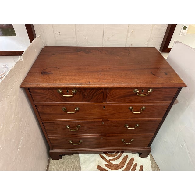 Beautiful 18th century mahogany chest of drawers having 5 drawers, two small ones at the top with 3 large well functioning...