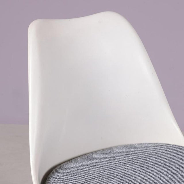 Tulip Side Chair in White Coated Aluminium with Plastic and Fabric Cushion by Eero Saarinen for Knoll Int. USA, 1970s For Sale - Image 9 of 12