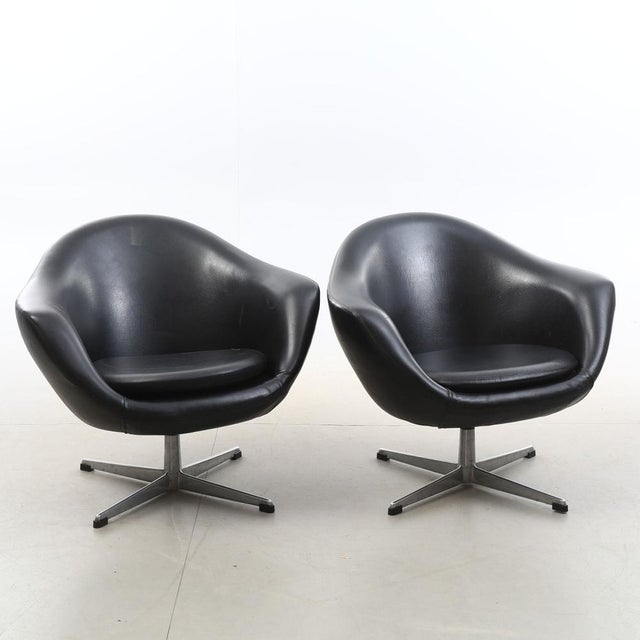 Vintage Swivel Chairs in Black Synthetic Leather with Chrome Bases, 1990, Set of 2, in Good conditions. Designed 1980 to 1989