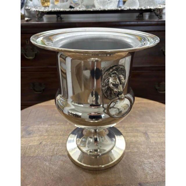 Early Twentieth Century Entity Classic Silver Plated Footed Champagne Bucket Chiller With Lion-Head Door Knocker Handles and Lid With Finial For Sale - Image 10 of 12