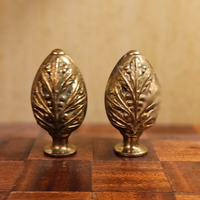 Pair of Mid 20th Century Heavy Brass Drapery Rod Finials, Vintage, Foliate & Berry Motif For Sale In Los Angeles - Image 6 of 6