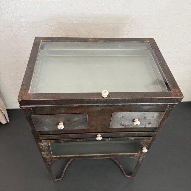 1940s Industrial Brushed Steel Top Opening Medical Apothecary Display Cabinet For Sale In New York - Image 6 of 12