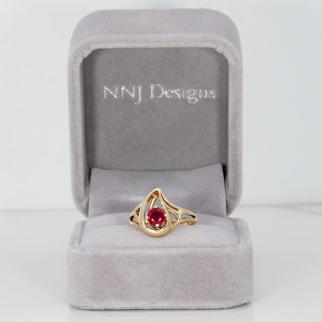 Modern Madagascar Ruby Estate Ring in Solid 14k Yellow Gold – Round, 5mm, Size 6.5 For Sale - Image 3 of 9