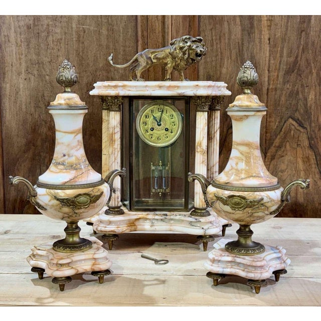 Louis XVI style portico clock in marble and bronze, work from the end of the 19th century with its covered vases - mercury...