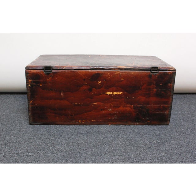 Early 19th Century Colonial Stained Maple Handmade Travel Trunk / Chest With Hinged Top For Sale In New York - Image 6 of 13