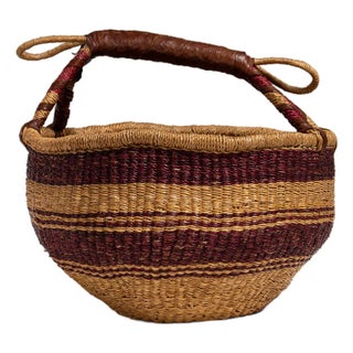 Mid 20th Century United Kingdom Tan Wicker Basket For Sale