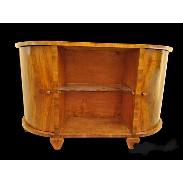 This elegant walnut-plated sideboard from the 1950s stands out for its refined design and soft lines. The curved sides...