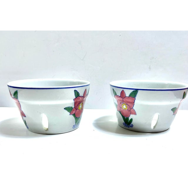 1980s Pair of 1980s Porcelain Ventilated Orchid Cachepots With Floral Motif For Sale - Image 5 of 12