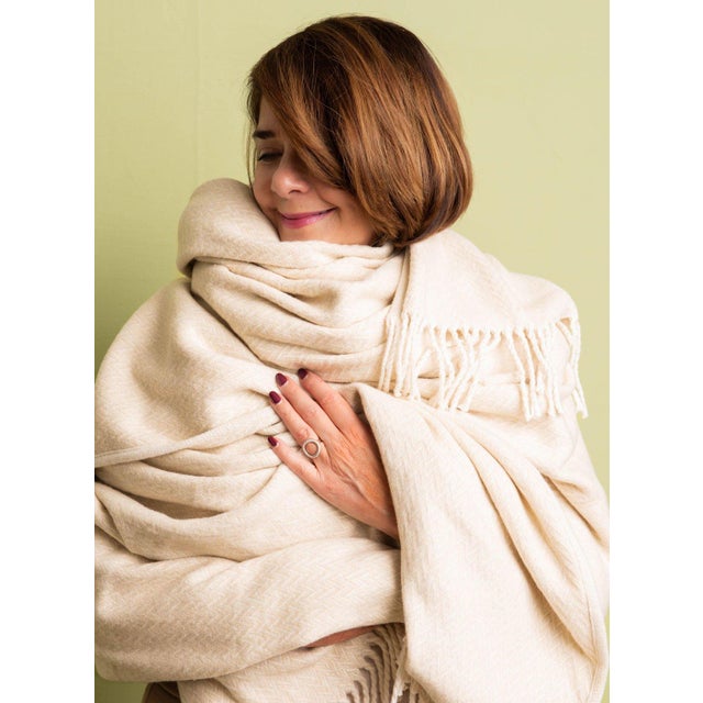 Marina Throw Jacquard Collection, Pearl For Sale In New York - Image 6 of 8